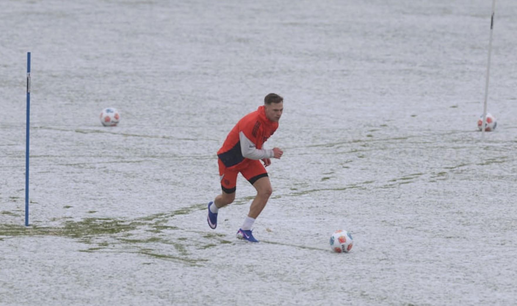 扛冻，图片报：基米希在冰天雪地里独自训练