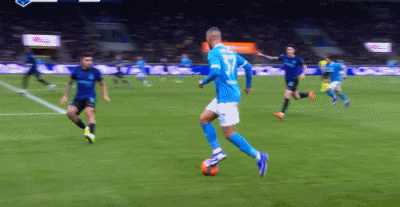 第28分钟，麦克托米奈门前抢点推射破门，那不勒斯1-1扳平国米